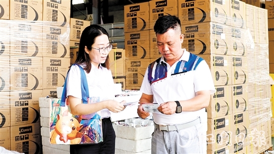 江門農(nóng)商銀行客戶經(jīng)理走訪農(nóng)戶。