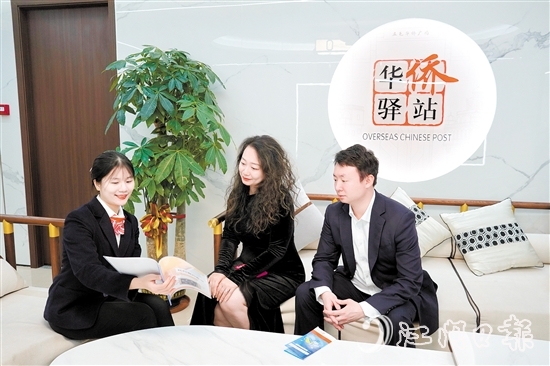 江門中行員工為私行客戶介紹最新的理財方案。