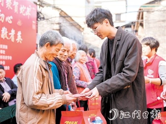 禮樂鄉(xiāng)親接收慰問金以及禮物。