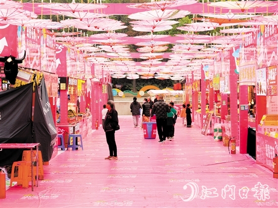 江南文化廣場(chǎng)的迎春花市充滿了濃濃的中國(guó)風(fēng)元素。劉瓊