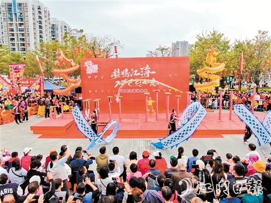 春節(jié)假期，市民游客在看舞龍表演，大飽眼福。