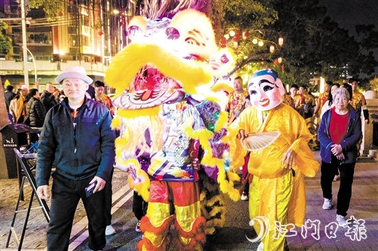夜光獅巡游。