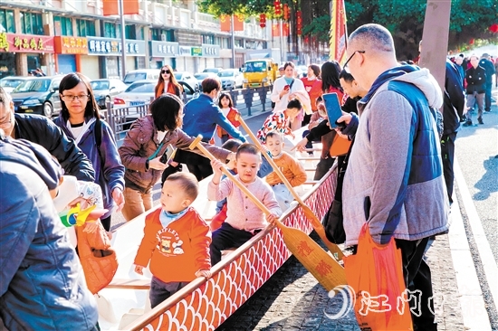 禮樂龍舟劃進(jìn)“非遺版”春節(jié)，吸引眾多市民圍觀體驗。