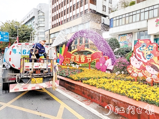 環(huán)衛(wèi)工人用心澆灌植物，擦亮城市容顏。
