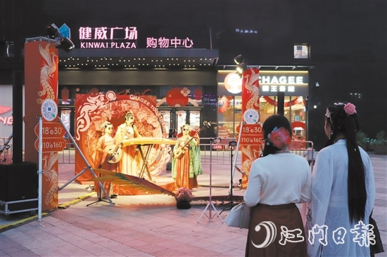 在健威廣場，身穿漢服的市民駐足欣賞國潮音樂表演。