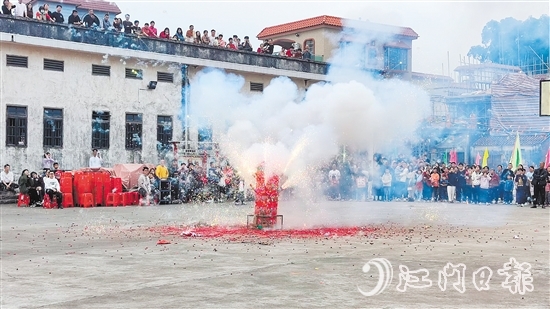 棠下鎮(zhèn)的傳統(tǒng)節(jié)慶活動搶花炮吸引了眾多村民圍觀和參與。