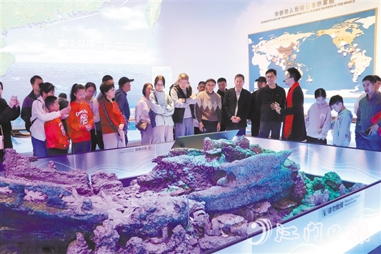 市民游客到僑博館重溫華僑歷史。