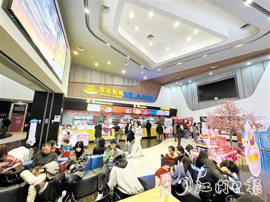 大年初二，江門萬達影城迎來許多觀影的市民。
