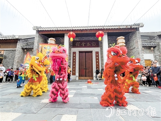 在江門(mén)古勞水鄉(xiāng)旅游區(qū)，來(lái)自沙坪二小的可愛(ài)“小醒獅”為市民游客帶來(lái)精彩表演。