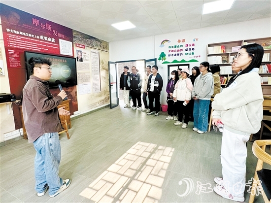 學(xué)子走訪省“百千萬工程”典型村和企業(yè)，了解家鄉(xiāng)發(fā)展情況。