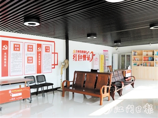 萬(wàn)和村投入約10萬(wàn)元盤活黨群服務(wù)中心閑置倉(cāng)庫(kù)，建成紅色驛站。