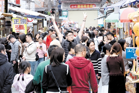 長堤歷史文化街區(qū)游人如織。