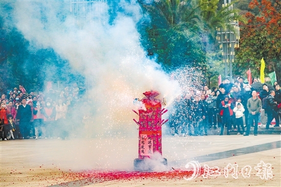 搶花炮活動(dòng)人氣十足。劉淑君