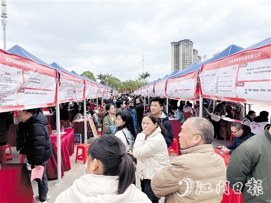 招聘會(huì)為企業(yè)和求職者搭建了良好的溝通橋梁。