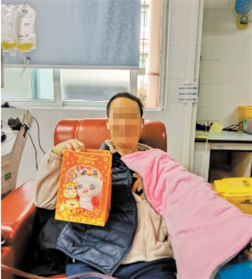 獻(xiàn)血可以挽救患者生命。