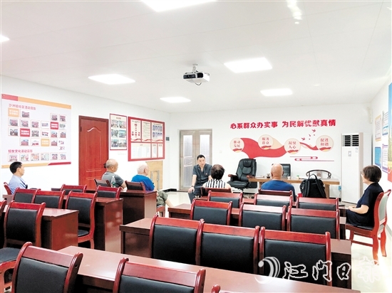 在“家庭調(diào)和會”上，羅雪峰耐心傾聽雙方的訴求。