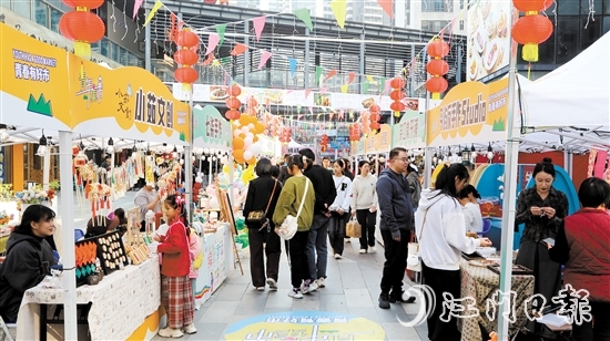 “青年集市”上，青春洋溢、人來人往。