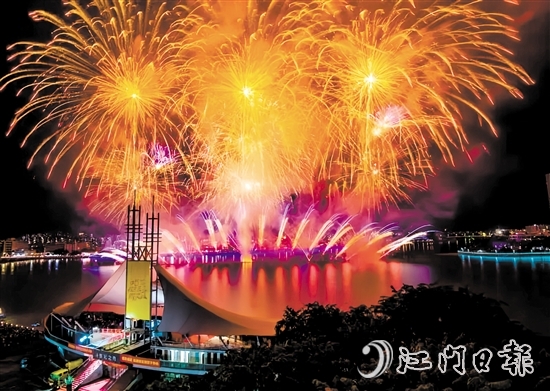 1月29日（農(nóng)歷大年初一）晚上，“嘉士利”2025年春節(jié)煙花飛碟航空器匯演在三埠街道潭江河道（世紀(jì)之舟前）精彩綻放。