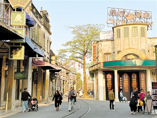 在赤坎華僑古鎮(zhèn)，游客可以漫步游覽觀賞600多座騎樓建筑。