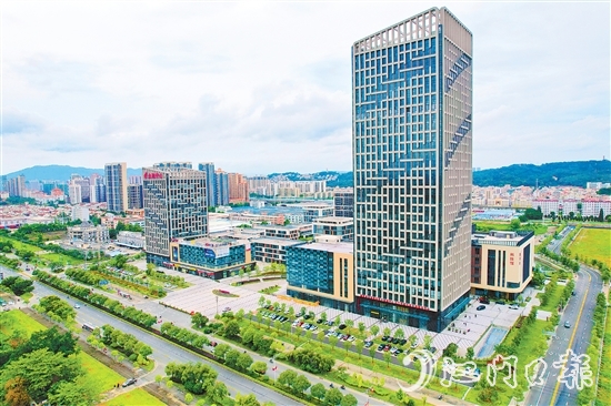 作為全市唯一的國家高新區(qū)，江海區(qū)要勇當全市制造業(yè)高質(zhì)量發(fā)展“先行區(qū)”“排頭兵”。邱昱