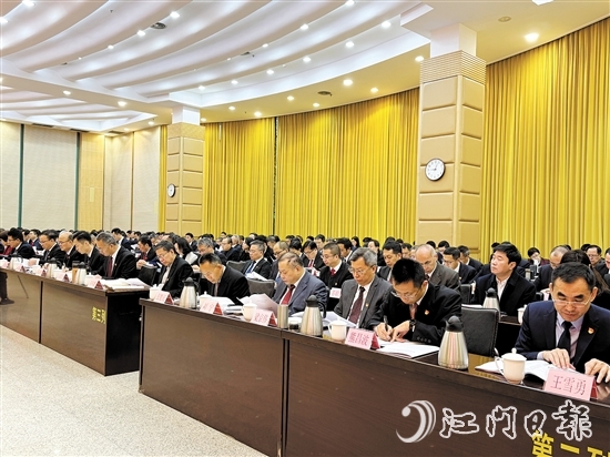 與會(huì)人員認(rèn)真審閱全會(huì)報(bào)告。
