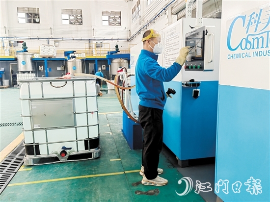 在臺山市科美化學工業(yè)有限公司生產(chǎn)車間內(nèi)，工人輕點電子屏幕，企業(yè)自主研發(fā)的表面劑自動化生產(chǎn)設(shè)備馬上啟動。