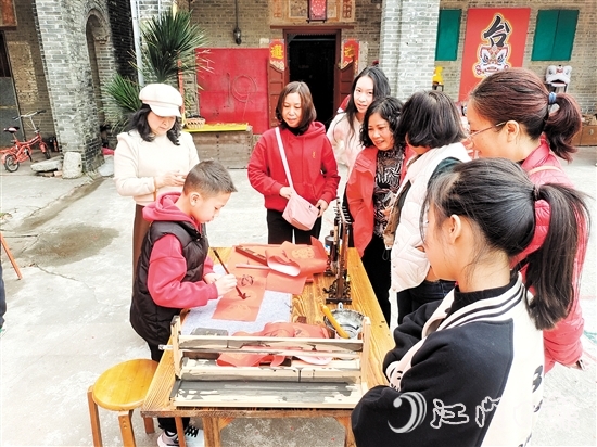 三合鎮(zhèn)三泉灣僑文化基地設(shè)置新春文化互動環(huán)節(jié)，豐富游客的游玩體驗。