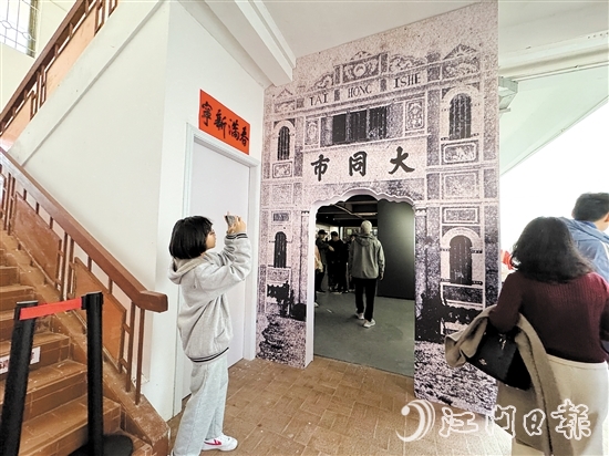 展覽精心設(shè)計(jì)了沉浸式照相館場(chǎng)景及重回學(xué)生時(shí)代“打卡”場(chǎng)景。