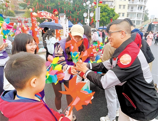 活動(dòng)現(xiàn)場，市民積極參與捐款、義賣等活動(dòng)，圖為市民在購買豐泰小學(xué)師生制作的、用于義賣的風(fēng)車。