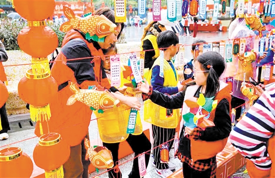 我市在活動(dòng)現(xiàn)場融入非遺等文化元素，致力讓每一位參與者都能在行走中感受文化魅力。江海區(qū)委宣傳部供圖