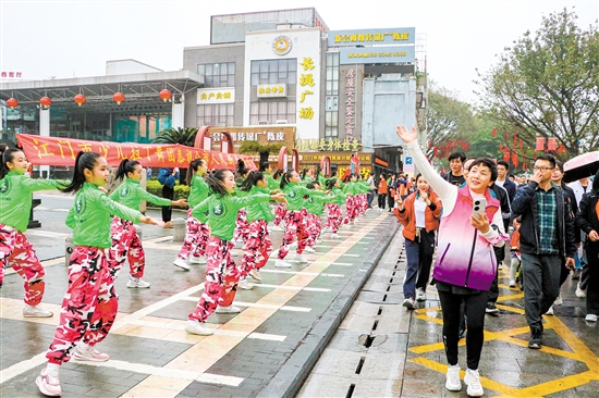江門市少兒拉丁舞團(tuán)近30名小演員現(xiàn)場進(jìn)行拉丁舞串燒表演。劉淑君