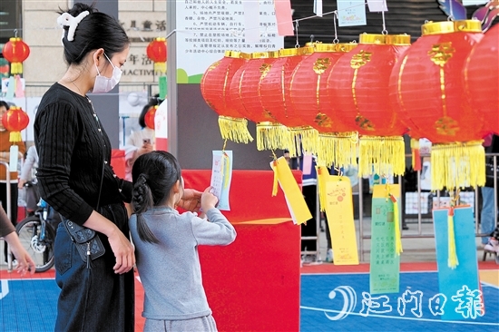 元宵節(jié)游園活動現(xiàn)場，240個火紅燈籠整齊排列，燈籠上懸掛著數(shù)張寫有謎面的紙條，吸引不少市民前來挑戰(zhàn)。