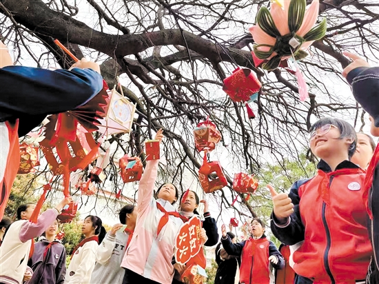 江門市怡福中學(xué)學(xué)生書寫新學(xué)期愿望，掛在校園內(nèi)的百年古樹上。