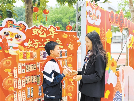 方寸之間，溫情無限。開平市僑園路小學(xué)給學(xué)生派發(fā)書簽。