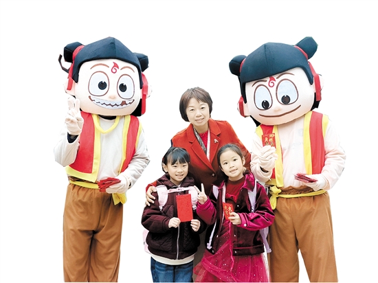 “哪吒”現(xiàn)身陳白沙小學(xué)，給學(xué)生帶來祝福。