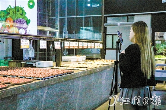 近年來，北達村延伸五洞牛肉街的發(fā)展鏈條，為村集體經(jīng)濟發(fā)展注入活力。圖為餐廳員工進行直播營銷活動。