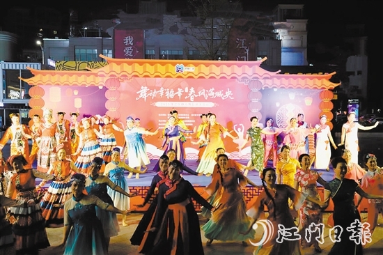 群眾舞蹈隊(duì)伍輪番登場(chǎng)，帶來(lái)民族舞、古典舞、秧歌等節(jié)目，表演精彩紛呈。
