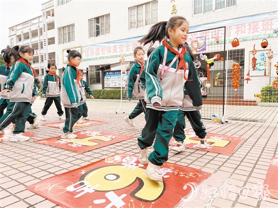 恩平市年樂學(xué)校學(xué)生一起做游戲，期待校園新生活。