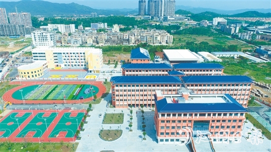 恩平教育事業(yè)蓬勃發(fā)展。圖為恩平市實驗小學和恩平市實驗幼兒園。