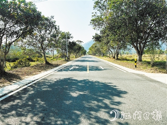 那西村推進(jìn)道路的美化，方便村民出行。