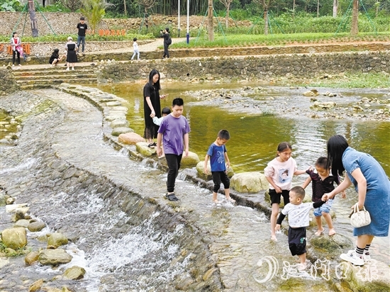 那西村十里河灘石谷景點(diǎn)吸引不少游客前來戲水游玩。
