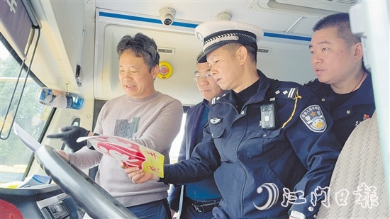檢查組在校車檢查過程中與駕駛員解說安全駕駛校車的注意事項。