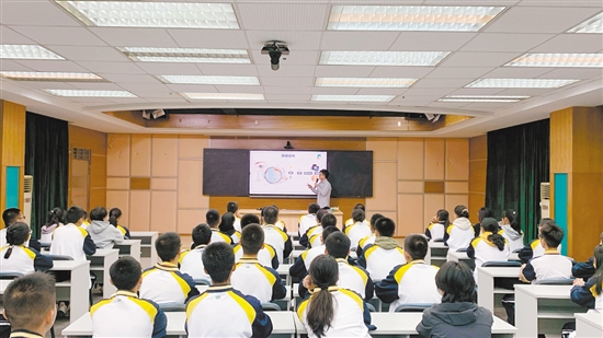 江門(mén)市疾控中心工作人員進(jìn)校園科普健康知識(shí)。
