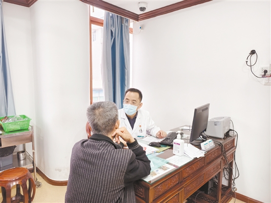 中醫(yī)運用望聞問切進(jìn)行診療。