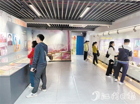 愛國僑領余銓針生平事跡展吸引不少市民、游客前來觀展。