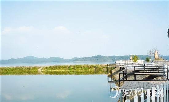 垂釣平臺(tái)設(shè)置在水庫旁的池塘，景色優(yōu)美。