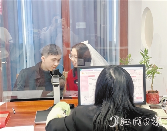 為滿足群眾跨區(qū)域婚姻登記的需求，開(kāi)平市自2021年6月1日起實(shí)施婚姻登記“跨省通辦”。