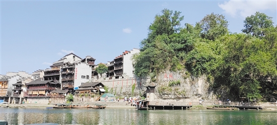 邊城茶峒群山環(huán)抱，城中有山，山中有城。