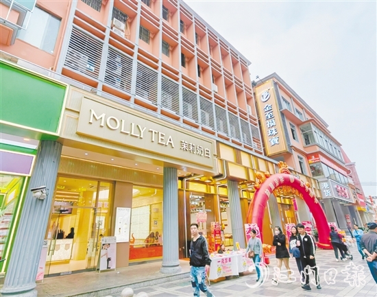 潮流品牌紛紛入駐銀信廣場，形成“老建筑+新業(yè)態(tài)”的格局，為商業(yè)體注入了全新活力。
