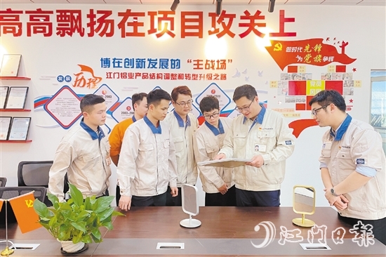 企業(yè)黨員職工帶頭開(kāi)展研發(fā)攻堅(jiān)。